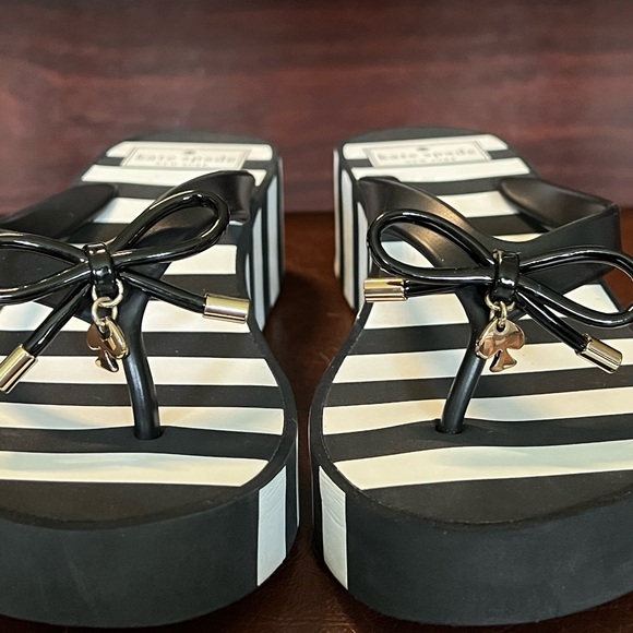 Kate Spade Women’s Platform Flip Flop, Black & White Striped w Bow Heart, Size 7 - Picture 6 of 11